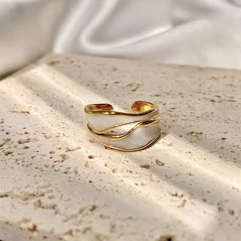 Anel Dourado com Madrepérola